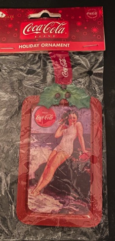 45283-1 € 4,00 coca cola ornament dame zittend op rots.jpeg